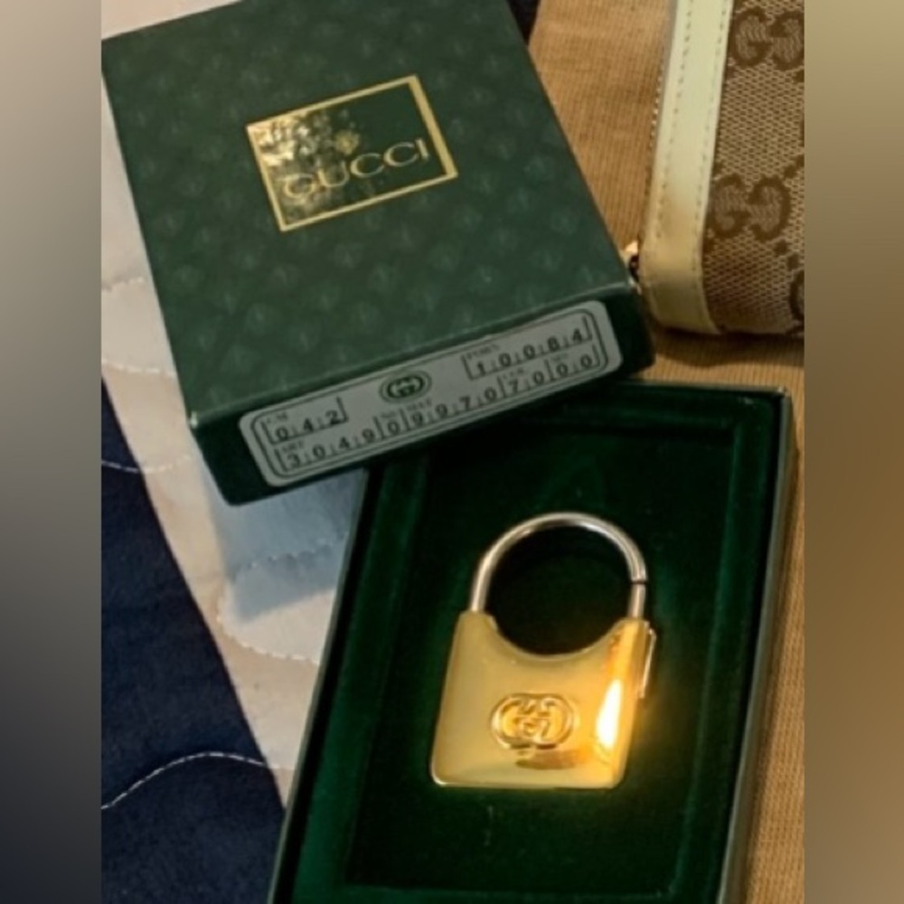 🌷SALE🌷Authentic very rare Collectors item Gucci Gold Padlock it Opens & Closes
